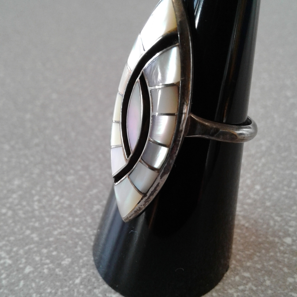 Native American Vintage Hummingbird Mother of Pearl Ring - Picture 4 of 9